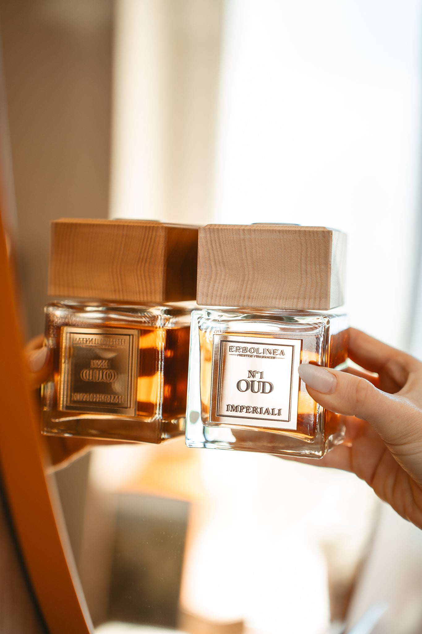 Difuzor cu bețișoare OUD1 — parfum de ambient premium, handmade în Italia — cadru lifestyle, ambianță de interior