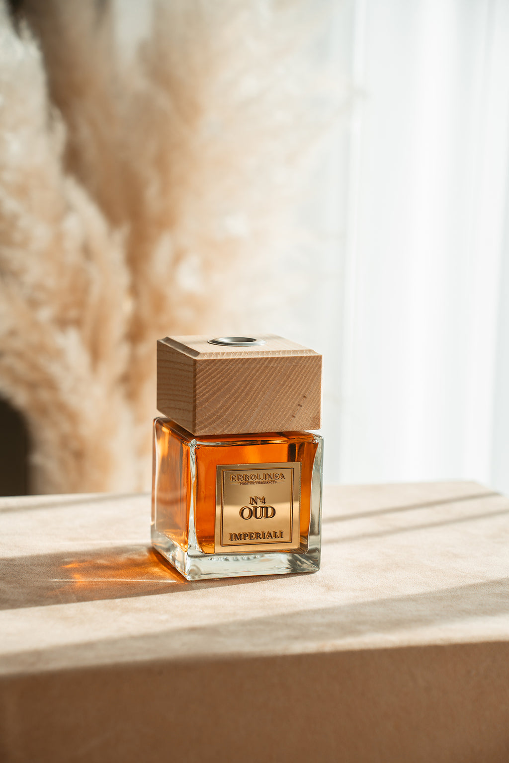 Difuzor cu bețișoare OUD4 — parfum de ambient premium, handmade în Italia — cadru lifestyle, ambianță de interior