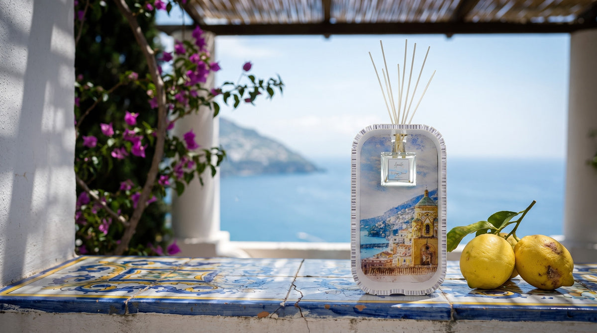 Difuzor de parfum Amalfi pe o terasă cu majolică, cu lămâi și marea în spate