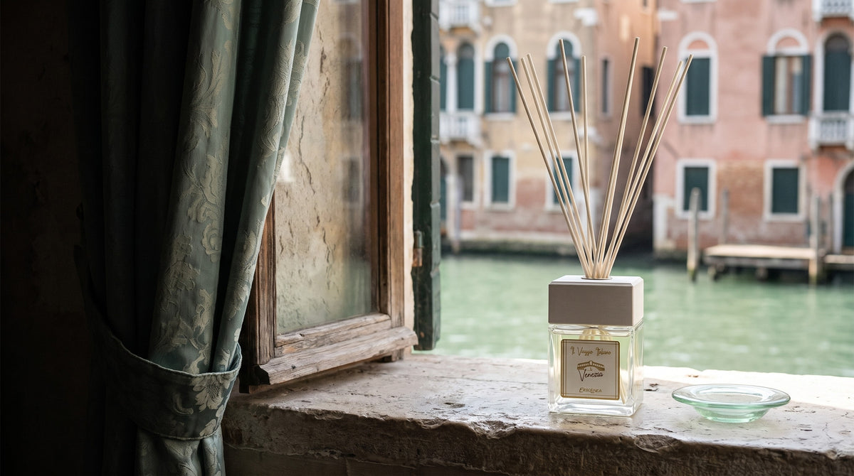 Difuzor de parfum Venezia pe un pervaz de piatră, cu un canal venețian în spate
