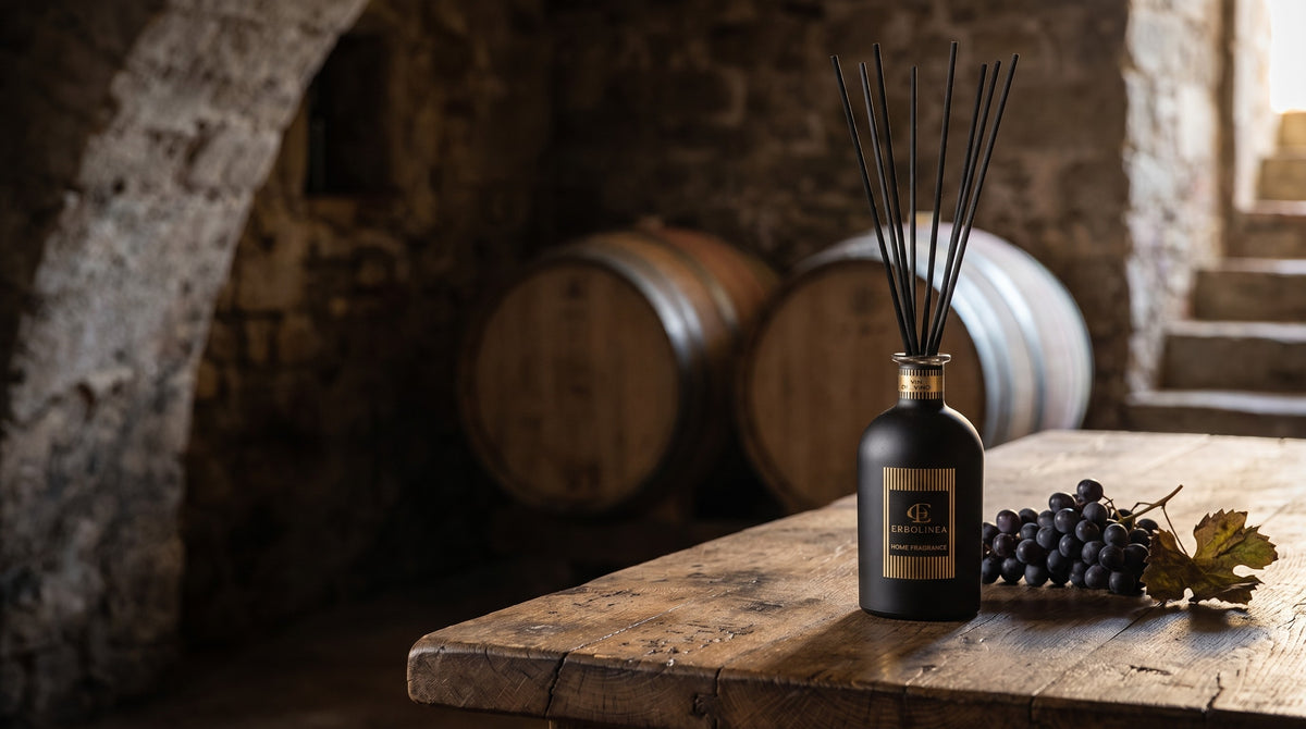 Difuzor de parfum Vin di Vino pe o masă de stejar, într-o pivniță de vin din Toscana